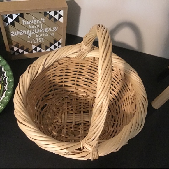 Vintage wicker basket with handle. - Picture 2 of 6